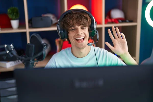 Ισπανόφωνος Νεαρός Που Παίζει Βιντεοπαιχνίδια Δείχνει Θετικός Και Χαρούμενος Στέκεται — Φωτογραφία Αρχείου