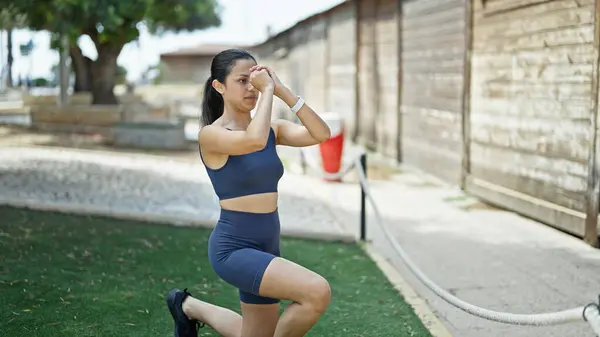 Young Beautiful Hispanic Woman Wearing Sportswear Training Legs Exercise Park — Stock Photo, Image