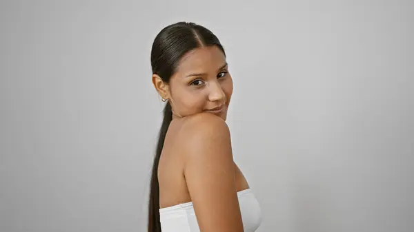 Junge Lateinische Frau Lächelt Selbstbewusst Vor Isoliertem Weißen Hintergrund — Stockfoto