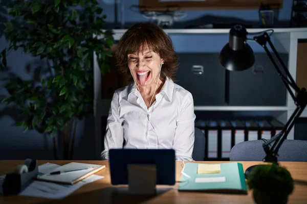 Mujer Mediana Edad Que Trabaja Oficina Por Noche Sacando Lengua —  Fotos de Stock