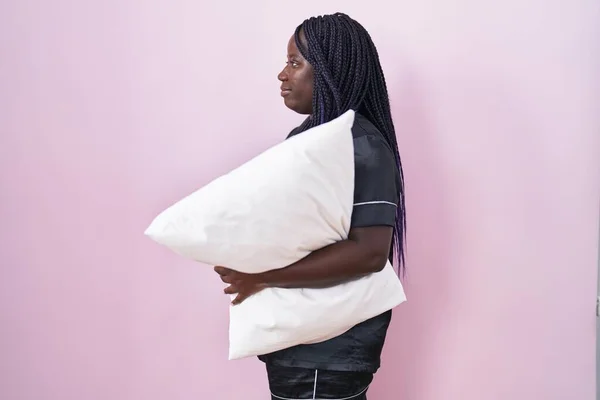 Młoda Afrykańska Kobieta Ubrana Pijama Przytulanie Poduszki Patrząc Bok Relaks — Zdjęcie stockowe