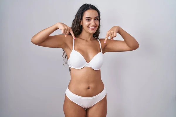 Ung Latinamerikansk Kvinna Klädd Vita Underkläder Ser Säker Med Leende — Stockfoto