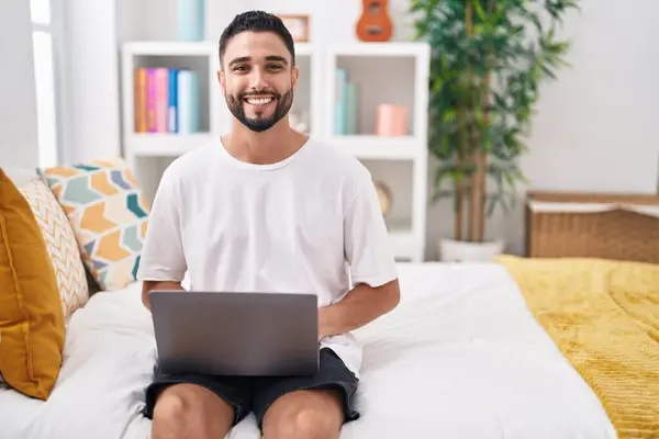 Spaanse Jongeman Met Behulp Van Computer Laptop Het Bed Zitten — Stockfoto