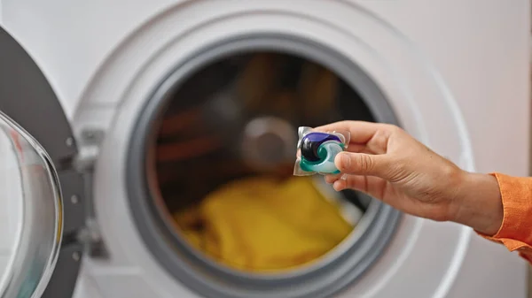 Joven Hermosa Mujer Hispana Lavando Ropa Sosteniendo Bolsa Detergente Sala —  Fotos de Stock