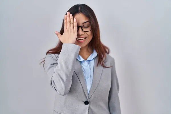 Mulher Negócios Jovem Hispânica Usando Óculos Cobrindo Olho Com Mão — Fotografia de Stock