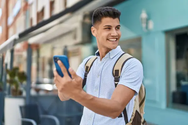 Jovem Estudante Hispânico Usando Smartphone Rua — Fotografia de Stock