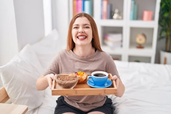 Zrzavá Žena Pyžamu Drží Podnos Snídaní Úsměvem Hlasitě Směje Protože — Stock fotografie