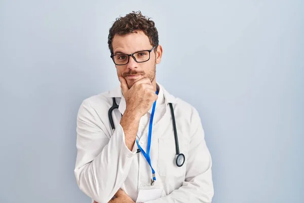 Ung Latinamerikansk Man Klädd Läkare Uniform Och Stetoskop Tittar Säker — Stockfoto