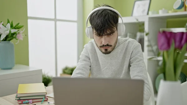 Giovane Uomo Ispanico Utilizzando Computer Portatile Indossando Cuffie Sala Pranzo — Foto Stock