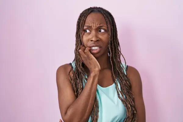 Femme Afro Américaine Debout Sur Fond Rose Regardant Stressé Nerveux — Photo