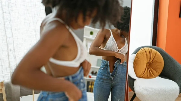 Afričanky Americká Žena Nosí Džíny Při Pohledu Zrcadlo Doma — Stock fotografie