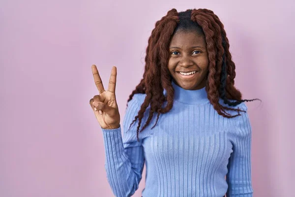 Pembe Arka Planda Duran Afrikalı Kadın Iki Numarayı Gösterip Işaret — Stok fotoğraf