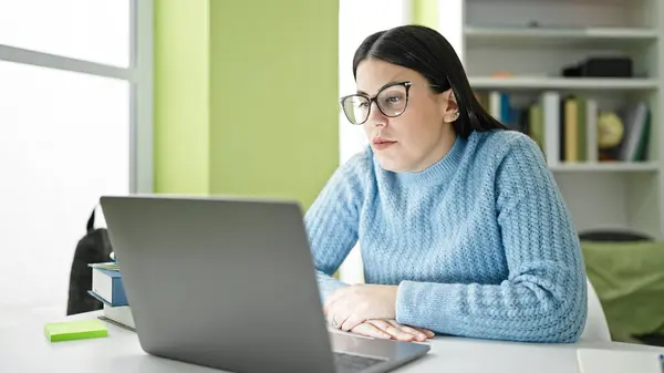 Kütüphane Üniversitesinde Laptopunu Kullanan Spanyol Bir Kız Öğrenci — Stok fotoğraf