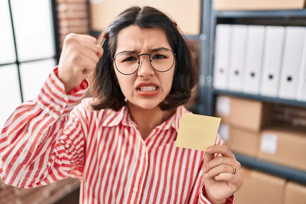 Young Hispanic Woman Holding Paper Reminder Office Annoyed Frustrated Shouting — Stock Photo, Image