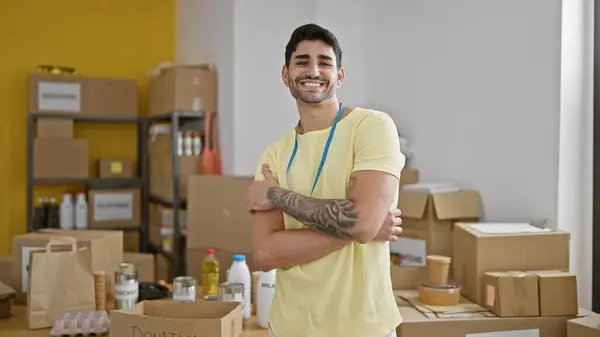 Young Hispanic Man Volunteer Standing Arms Crossed Gesture Smiling Charity — Stock Photo, Image