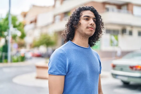 Jovem Latino Olhando Para Lado Com Expressão Séria Rua — Fotografia de Stock