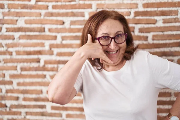 Mujer Mayor Con Gafas Pie Sobre Pared Ladrillos Sonriendo Haciendo —  Fotos de Stock
