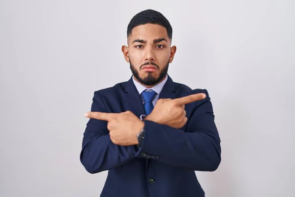 Jeune Homme Hispanique Portant Costume Affaires Cravate Pointant Des Deux — Photo