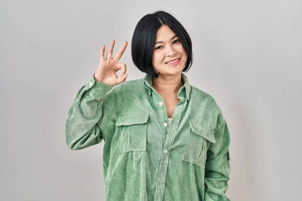 Ung Asiatisk Kvinna Står Över Vit Bakgrund Ler Positivt Gör — Stockfoto