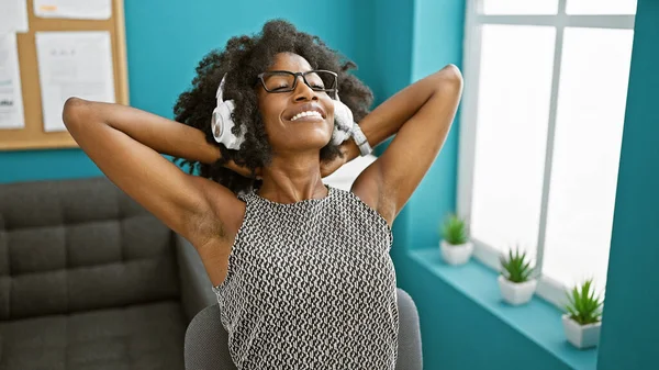 Afrika Kökenli Amerikalı Kadını Müzik Dinliyor Elleri Ofiste Rahat — Stok fotoğraf