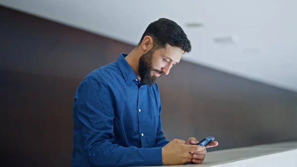 Молодий Іспаномовний Чоловік Бізнесмен Використовуючи Смартфон Посміхається Офісі — стокове фото