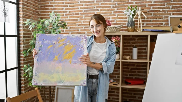 Młoda Artystka Uśmiecha Się Pewnie Trzymając Remis Pracowni Sztuki — Zdjęcie stockowe