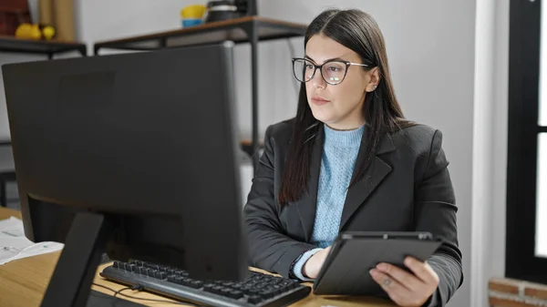 Ofiste Dizüstü Bilgisayar Tablet Kullanan Genç Spanyol Kadını — Stok fotoğraf