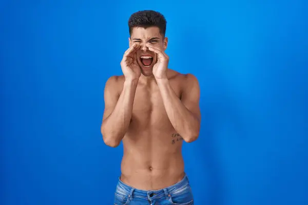 Mladý Hispánec Stojí Bez Košile Přes Modré Pozadí Křičí Vztekle — Stock fotografie