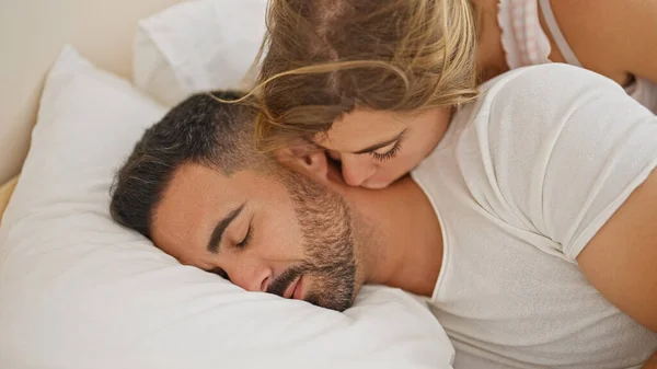 Hombre Mujer Pareja Acostados Cama Besándose Mientras Duermen Dormitorio — Foto de Stock