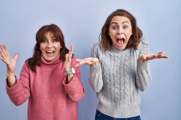 Mutter Und Tochter Stehen Vor Blauem Hintergrund Und Feiern Verrückt — Stockfoto