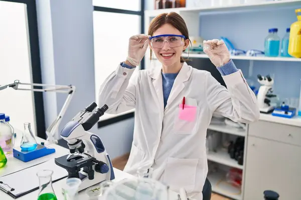 Giovane Scienziata Bionda Che Tiene Campione Sorridente Laboratorio — Foto Stock