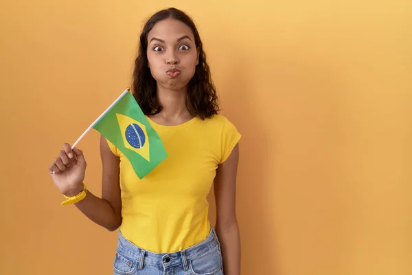 Молодая Латиноамериканка Бразильским Флагом Опухшие Щеки Смешным Лицом Рот Надутый — стоковое фото