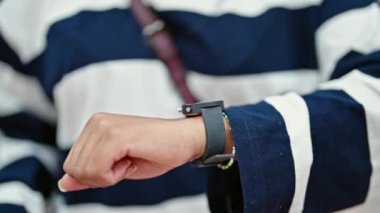 Sokakta saate dokunan Afrikalı Amerikalı kadın.