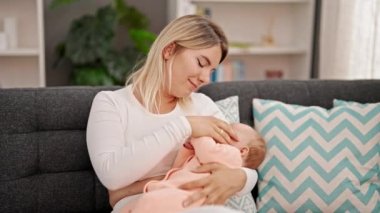 Anne ve kızı evde birbirlerine sarılıyorlar.