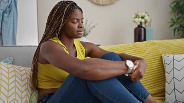 Αφροαμερικανή Γυναίκα Τόνισε Κάθεται Στον Καναπέ Στο Σπίτι — Αρχείο Βίντεο