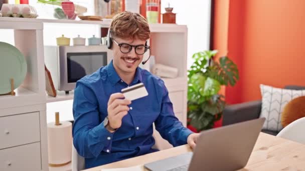 Jovem Hispânico Homem Empresário Ter Vídeo Chamada Segurando Cartão Crédito — Vídeo de Stock