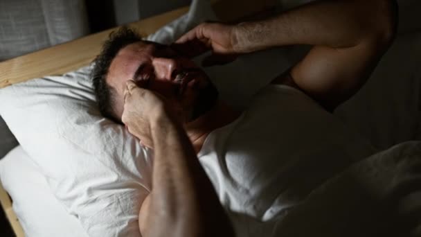 Jovem Árabe Homem Estressado Deitado Cama Quarto — Vídeo de Stock