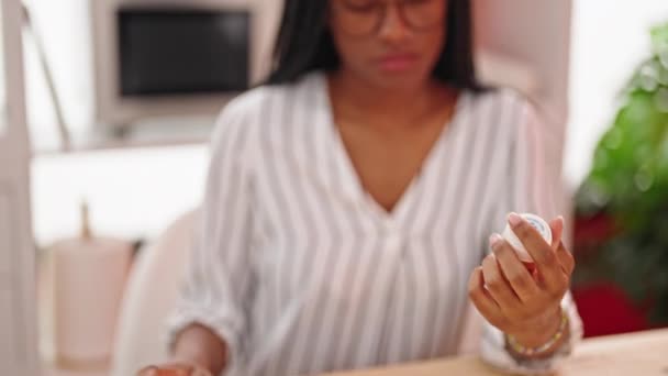 Mujer Afroamericana Sosteniendo Pastillas Botellas Comedor — Vídeo de stock