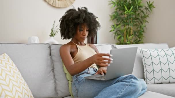 Afroamerikanerin Beendet Laptop Vor Dem Fernseher Hause — Stockvideo