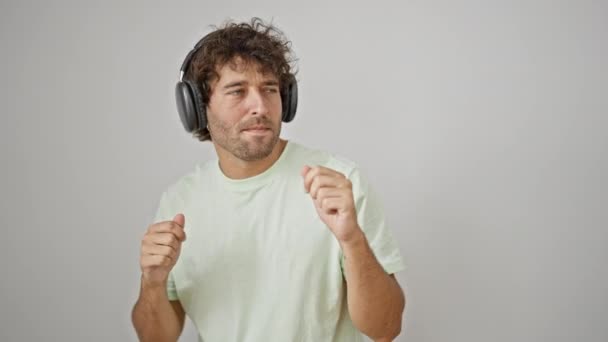 Ung Latinamerikansk Man Lyssnar Musik Och Dans Över Isolerad Vit — Stockvideo