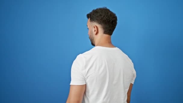年轻的阿拉伯男子面带微笑 自信地站在孤立的蓝色背景之上 — 图库视频影像