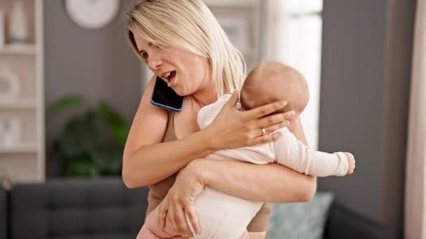 Mutter Und Tochter Sprechen Auf Smartphone Und Versuchen Baby Hause — Stockvideo
