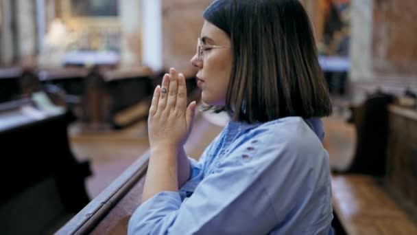 Aziz Karl Borromus Kilisesi Ndeki Kilise Bankında Dua Eden Genç — Stok video