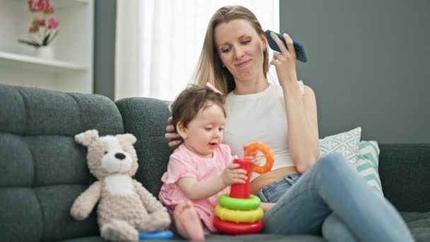 Matka Córka Słuchając Wiadomości Głosowej Przez Smartfona Podczas Zabawy Domu — Wideo stockowe