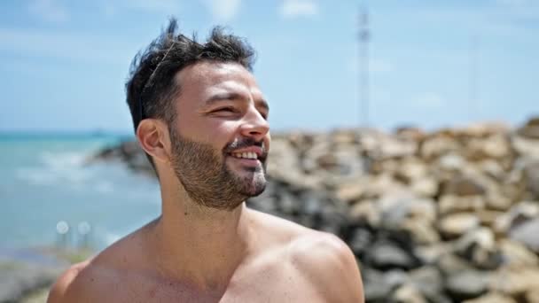 Νεαρός Ισπανός Τουρίστας Χτενίζει Μαλλιά Γυμνά Χέρια Χαμογελώντας Στην Παραλία — Αρχείο Βίντεο