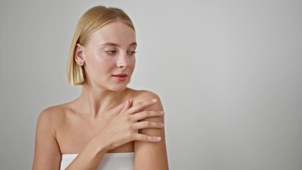Sarışın Bir Kadın Yüzüne Dokunuyor Beyaz Arka Planda Poz Veriyor — Stok video