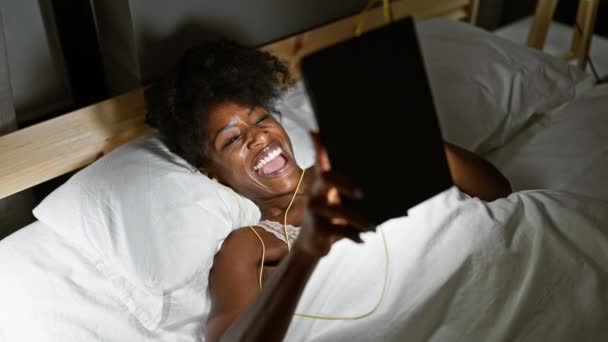 アフリカ系アメリカ人女性 ベッドに横たわるビデオ通話 寝室で笑顔 — ストック動画