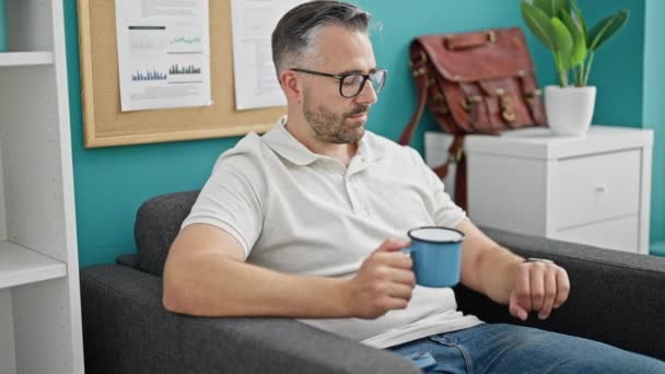 Homem Cabelos Grisalhos Empresário Bebendo Café Olhando Relógio Escritório — Vídeo de Stock
