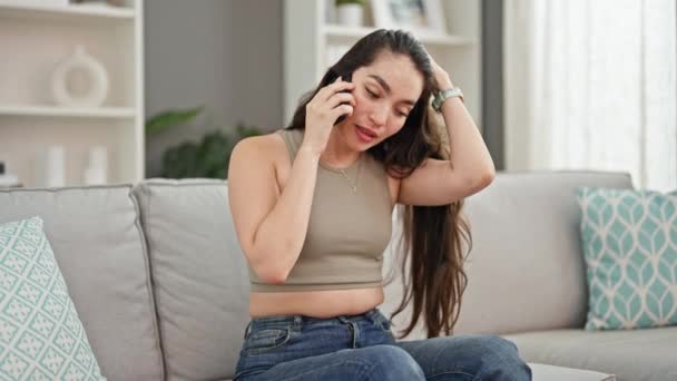 Joven Hermosa Mujer Hispana Hablando Smartphone Peinando Pelo Casa — Vídeos de Stock