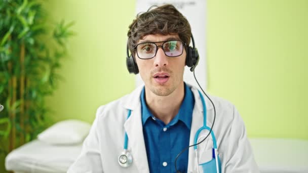 Νεαρός Ισπανός Γιατρός Κάνει Βιντεοκλήση Φορητό Υπολογιστή Και Ακουστικά Στην — Αρχείο Βίντεο